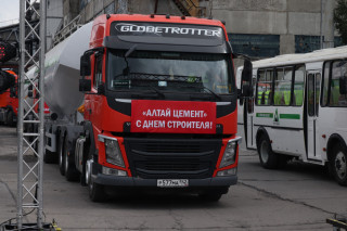 Губернатор Алтайского края Виктор Томенко принял участие в запуске цементного завода в Заринском районе