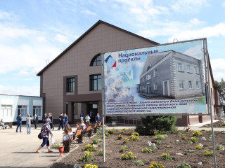 Губернатор Алтайского края Виктор Томенко посетил обновленный Дом культуры Родинского района