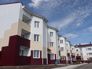 Губернатор Алтайского края вручил ключи от новых квартир педагогам и медицинским работникам Родинского района