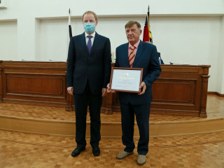 Губернатор Виктор Томенко вручил региональные награды депутатам Алтайского края