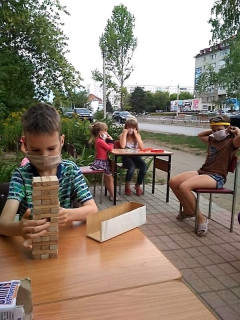 «Солнечное настроение», «Арт-местечко на крылечке», «Улыбка» и другие: девять летних детских площадок работают в Рубцовске Алтайского края