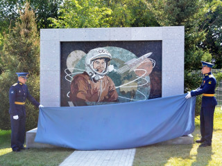 Уникальное панно «Голубая моя планета» открыли на усадьбе Алтайского мемориального музея Германа Титова