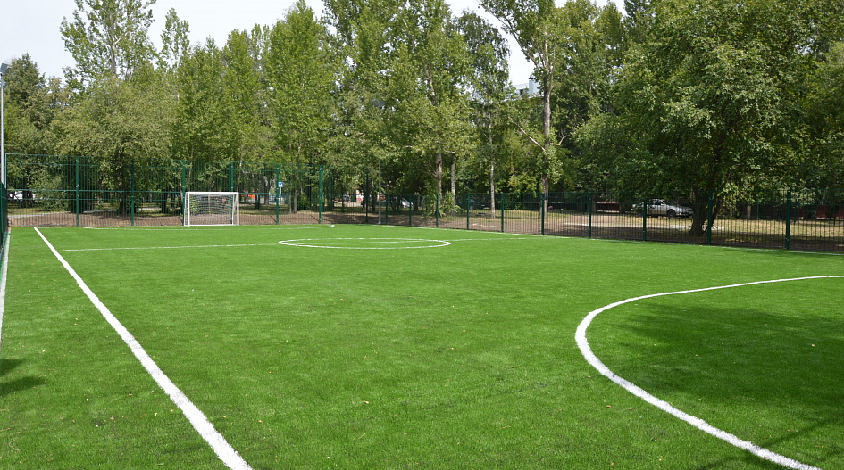 На новой спортивной площадке в сквере Химиков проходят бесплатные тренировки по футболу