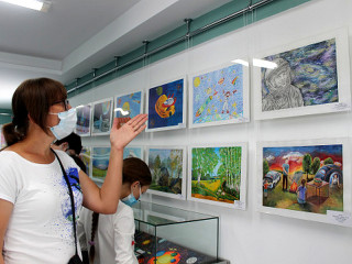 Около 70 лучших работ участников межрегионального конкурса детского художественного творчества представили в Алтайском мемориальном музее Германа Титова