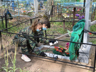 Алтайские поисковики провели акцию «Цветы памяти», приуроченную к годовщине окончания Второй мировой войны