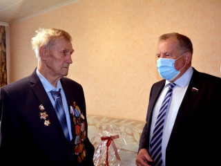 Участника Великой Отечественной Ивана Козылбашева поздравил с Днем окончания Второй мировой войны депутат Государственной Думы от Алтайского края
