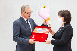 Зампред Правительства региона Игорь Степаненко вручил дипломы педагогам – лауреатам премии Губернатора Алтайского края