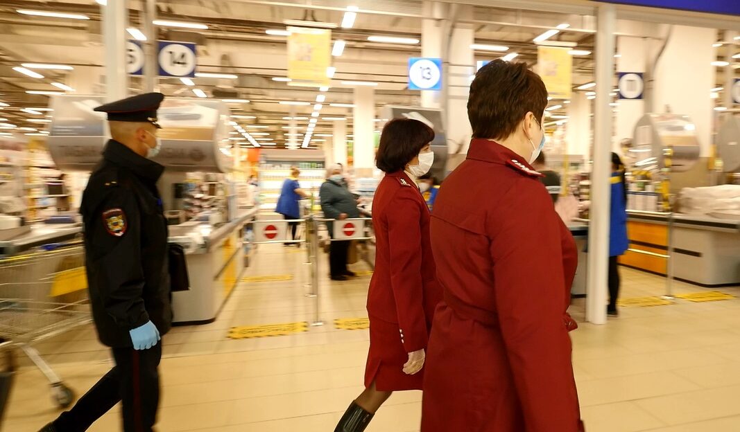 Сотрудники Роспотребнадзора и полиции проверили соблюдение противоэпидемических мер в ТРЦ «Пионер»