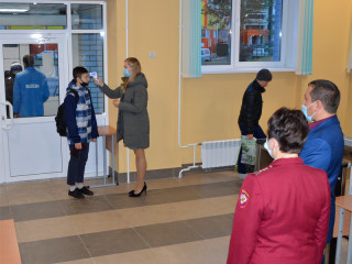 Сотрудники Управления Роспотребнадзора по Алтайскому краю проверяют соблюдение профилактических мероприятий в образовательных учреждениях