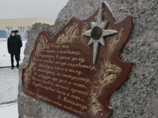 Губернатор Алтайского края Виктор Томенко принял участие в открытии аллеи, посвященной памяти погибших при исполнении служебного долга спасателей и пожарных