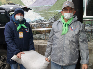 Алтайская компания передала 120 килограммов семян подсолнечника для подкормки зимующих птиц