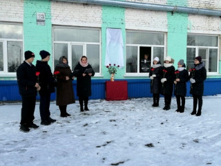 В Алтайском крае в Заринском центре помощи детям открыли мемориальную доску Александру Калабину