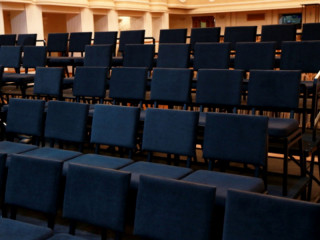 Новые кресла для зрителей установили на камерной сцене Молодежного театра Алтая