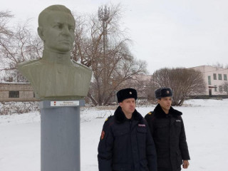 «Улицы Героев»: росгвардейцы напоминают жителям Алтайского края о земляках, удостоенных звания Героя Советского Союза за подвиги во время Великой Отечественной войны