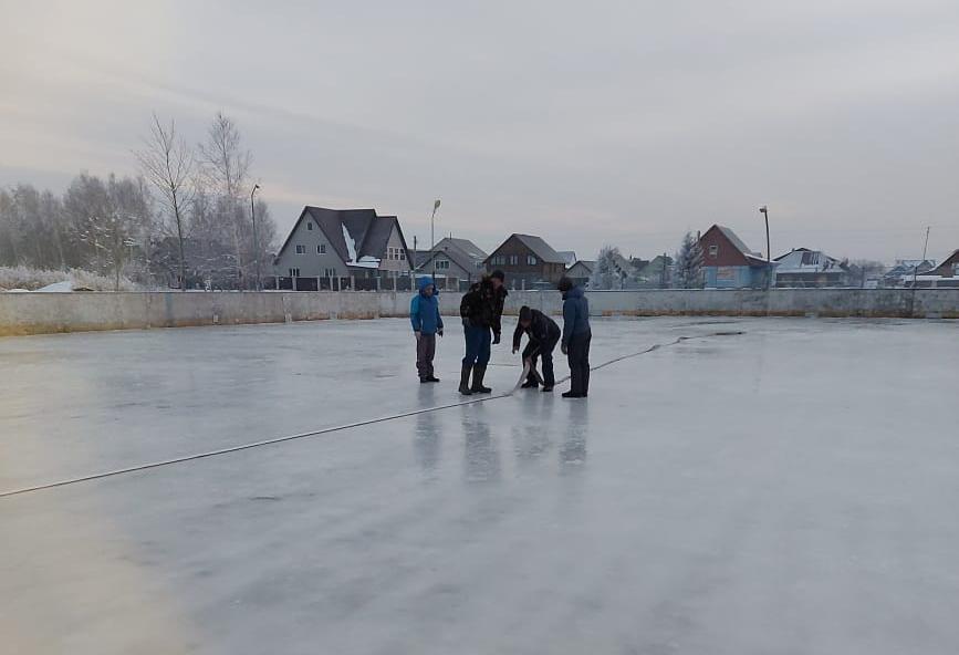 В барнаульском микрорайоне «Авиатор» начал работу каток