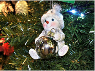 Миниатюрные винтажные елочные игрушки представили в Барнауле