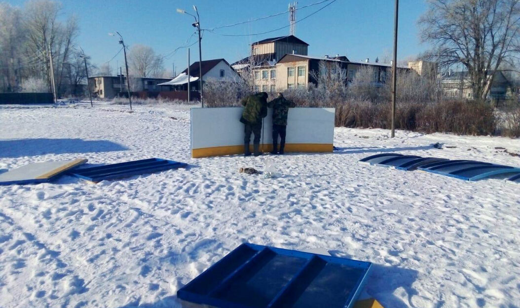 В барнаульском поселке Центральном построили новую хоккейную коробку