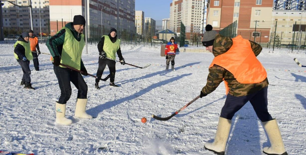 При поддержке фонда Президентских грантов в Барнауле состоялся дворовый турнир по хоккею на валенках с мячом