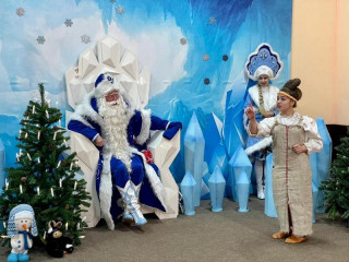 Воспитанники центров помощи детям побывали в Алтайской резиденции Деда Мороза