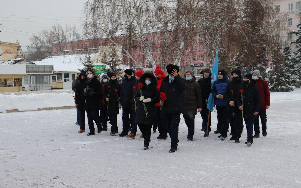 В День Героев Отечества на барнаульских мемориалах провели акции по уборке снега и возложили цветы
