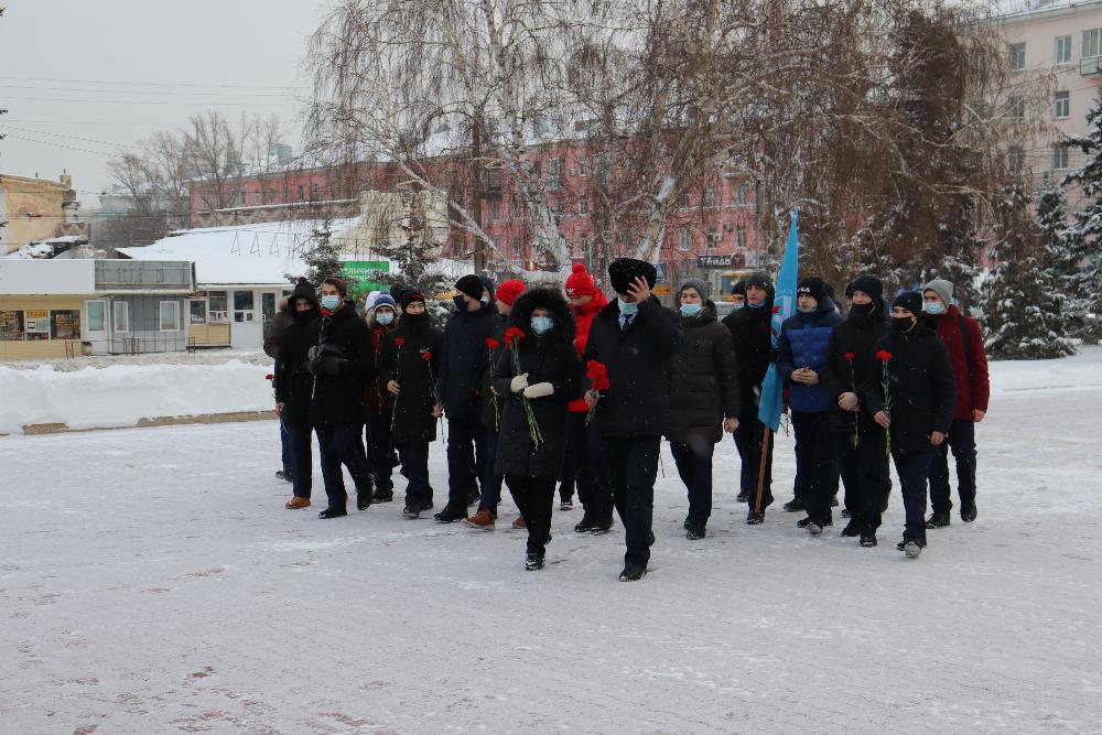 В День Героев Отечества на барнаульских мемориалах провели акции по уборке снега и возложили цветы