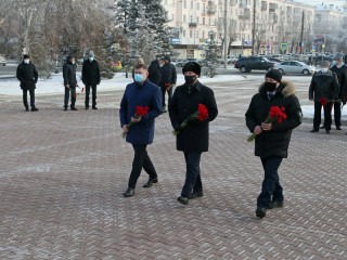 В День Неизвестного Солдата Губернатор Алтайского края Виктор Томенко возложил цветы к Мемориалу Славы