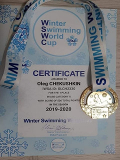 Золотой и серебряными медалями наградили алтайских спортсменов на Кубке мира по зимнему плаванию