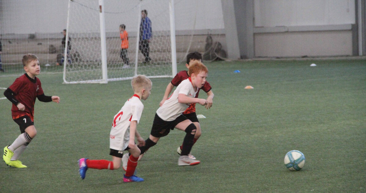 В Барнауле в СК «Темп» завершаются турниры на призы звездных воспитанников барнаульского футбола