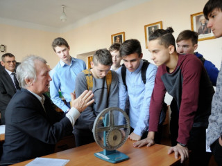 Учителей школ Алтайского края приглашают принять участие в конкурсах