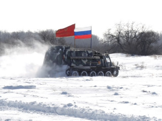 Соревнованиями на снегоболотоходах собственного производства отметил коллектив алтайского предприятия День защитника Отечества