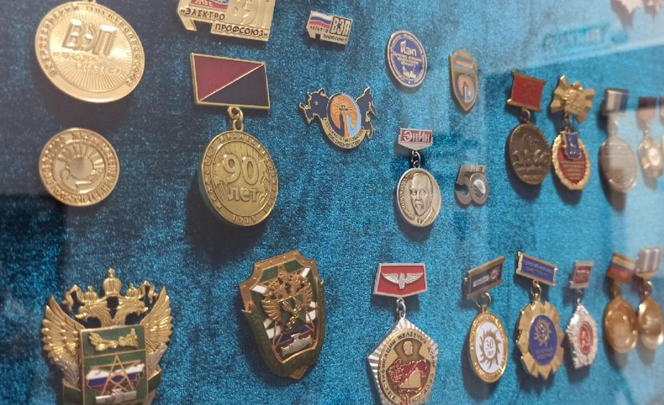 В барнаульском музее «Город» открылась выставка знаков отличия в сфере энергетики
