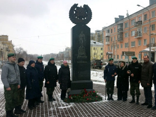 В Барнауле в день рождения Алексея Скурлатова возложили цветы к памятному знаку, посвященному прообразу памятника русскому солдату «Алеша»