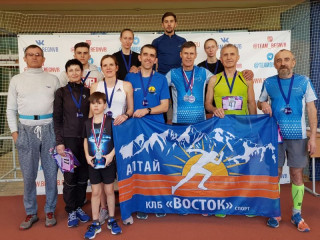 12 медалей и новый рекорд России – таковы итоги выступления алтайских любителей бега на соревнованиях в Новосибирске
