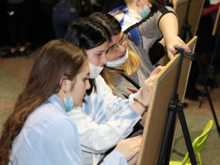 9 команд из профессиональных образовательных учреждений Алтайского края участвовали в соревновании по сборке пазл-карт России и региона