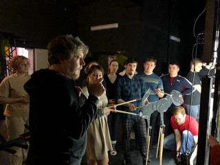 В Алтайском театре кукол готовят премьеру в технике китайского театра теней