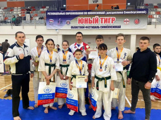 24 медали завоевали алтайские спортсмены в региональном турнире по кекусинкай «Юный тигр»