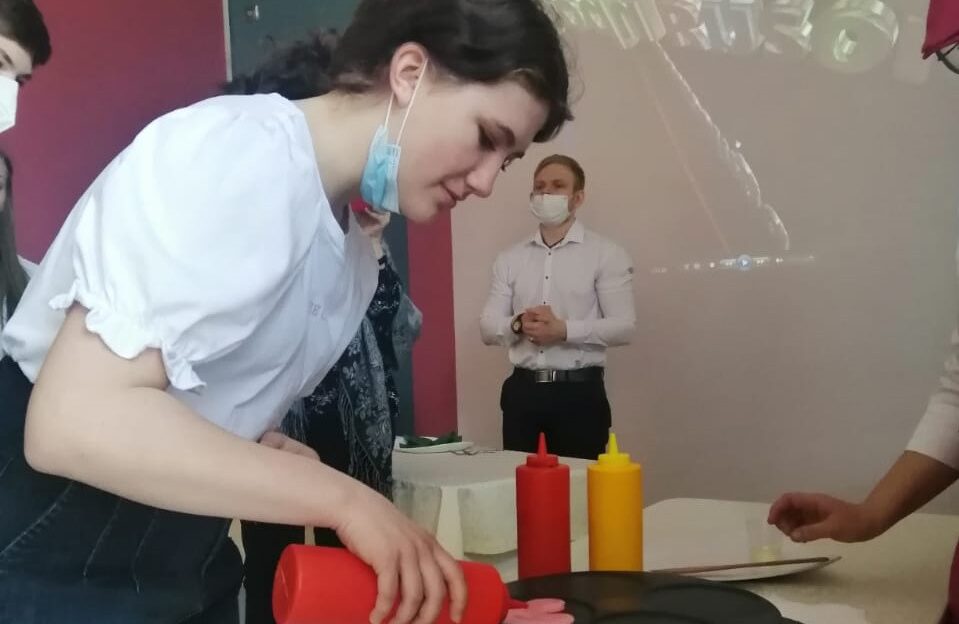 «Примерь профессию»: старшеклассники школ Барнаула пробуют себя в разных специальностях