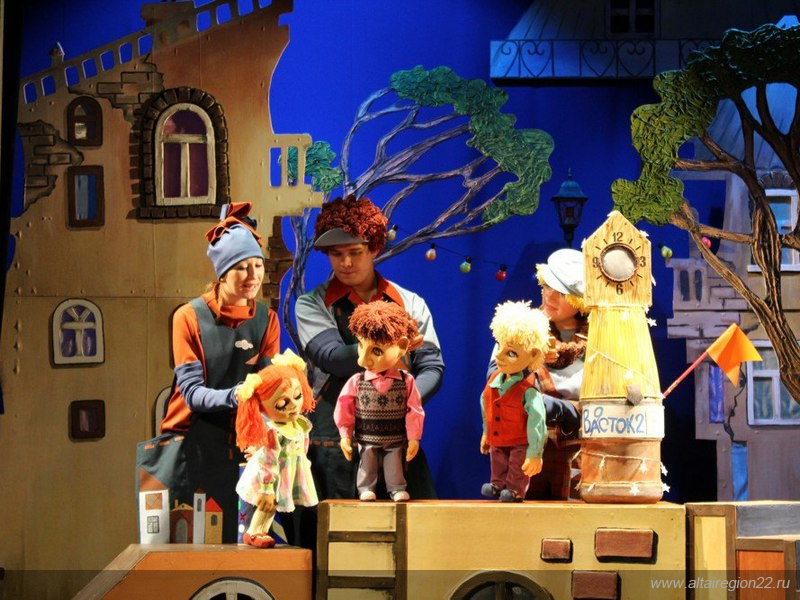 В Барнауле для семей, воспитывающих детей с синдромом Дауна, организовали посещение кукольного театра