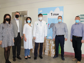 #СпасибоВрачам: Барнаульская халвичная фабрика передала коллективам двух поликлиник в Барнауле наборы своей продукции