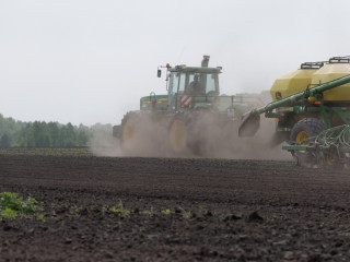 Губернатор Виктор Томенко оценил ход посевной кампании на полях Алтайского края