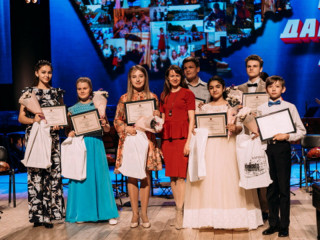 20 участникам смотра «Юные дарования Алтая» и 10 преподавателям назначены стипендии различного уровня