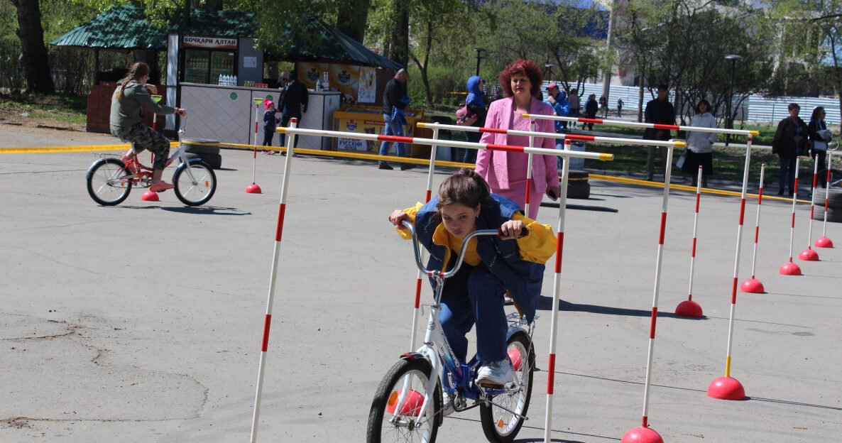 На празднике «БарнеоВелоФест» юным велосипедистам напомнили о правилах безопасности на дорогах