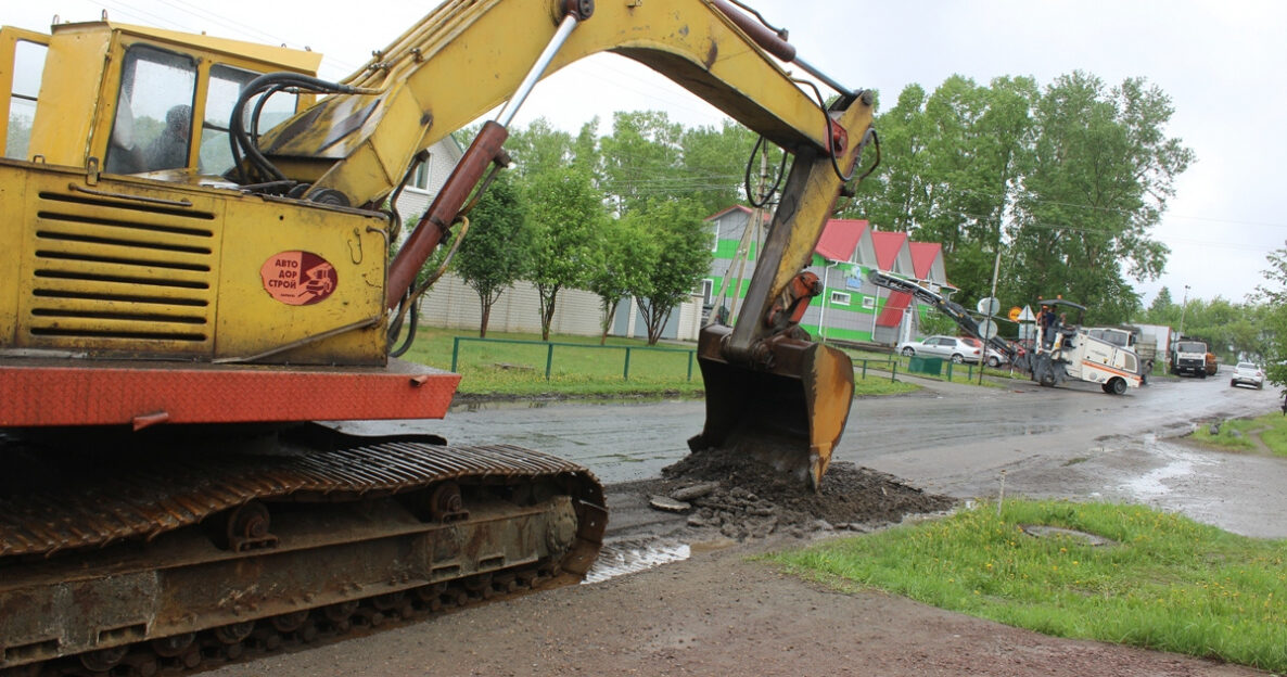 Земляные работы ведутся на улице Смородиновой на въезде в поселок Спутник в рамках нацпроекта «Безопасные качественные дороги»