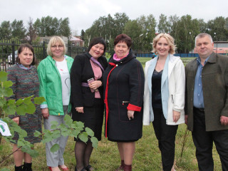 В рамках международной акции «Сад памяти» в Шипуновском районе Алтайского края высадили аллею