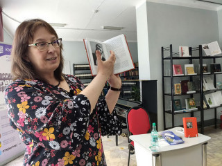 Встречи с актерами театров Алтайского края, презентация журнала и спектакль «Голубая дама» – в Рубцовске продолжают проект «Библиотечные сезоны»