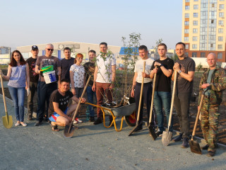 В Барнауле высадили новые деревья на Аллее Памяти и Славы, посвященной пожарным, спасателям и ликвидаторам аварий