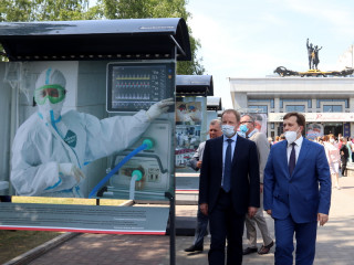 Губернатор Виктор Томенко принял участие в открытии фотовыставки, посвященной медицинским работникам Алтайского края