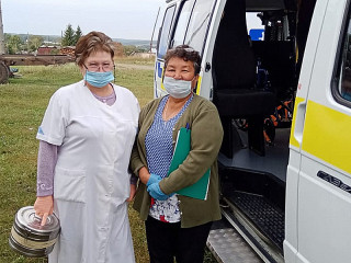 Почти тысячу человек доставили мобильные бригады Алтайского края в медицинские учреждения для диспансеризации и вакцинации