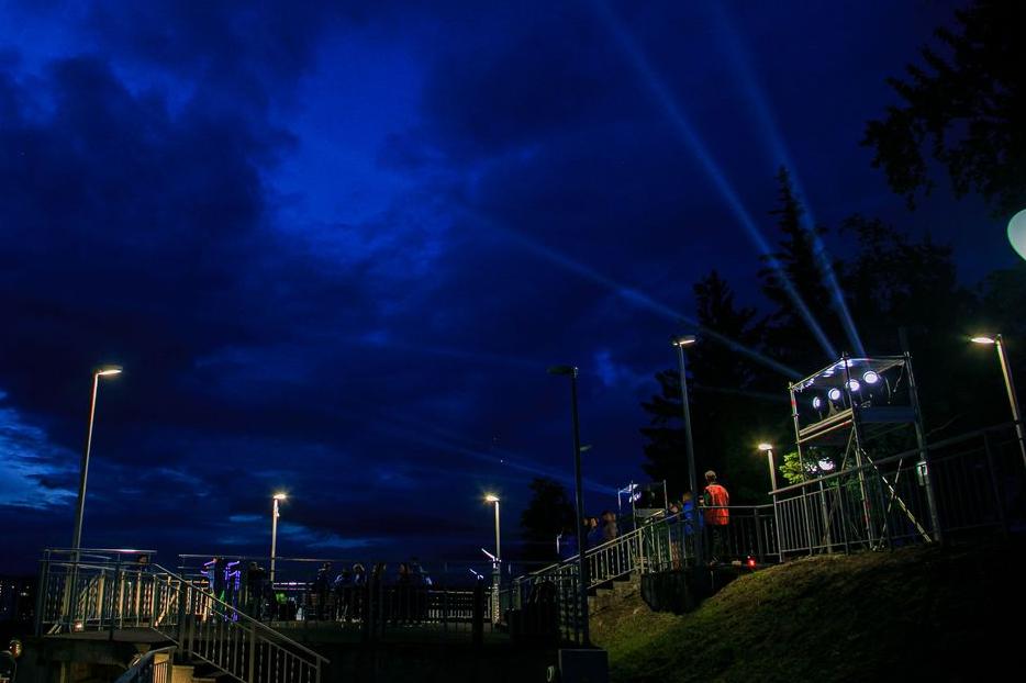 Лучи Победы осветили ночное небо над Барнаулом