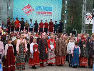 Губернатор Виктор Томенко поздравил участников IX Всероссийского фестиваля традиционной культуры с Днем России и вручил паспорта юным жителям Алтайского края